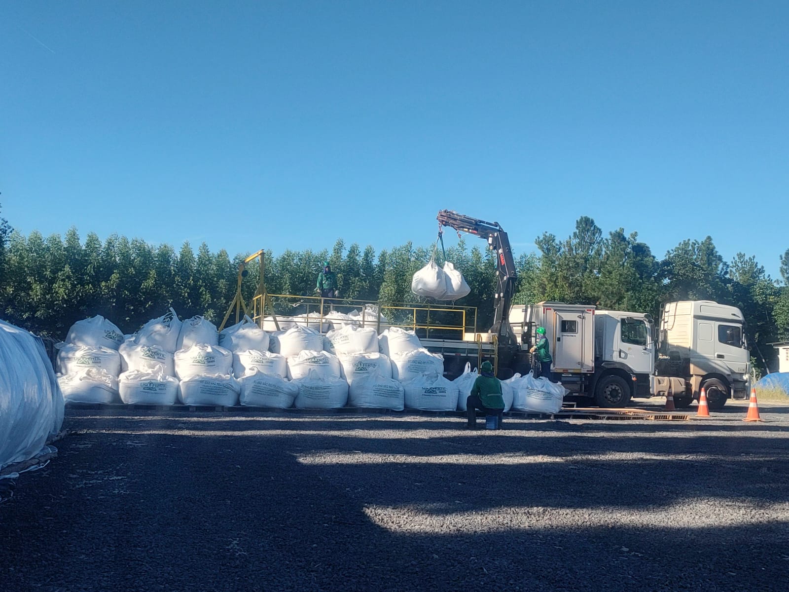 Descarga de big bags de fertilizante com caminhão munck da FertBrasil
