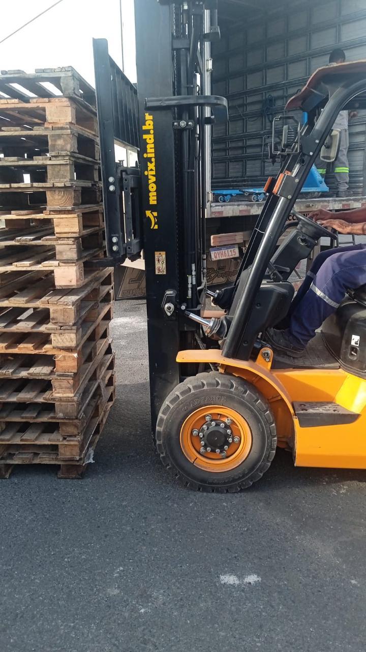 Empilhadeira movimentando carga para carreta da FertBrasil