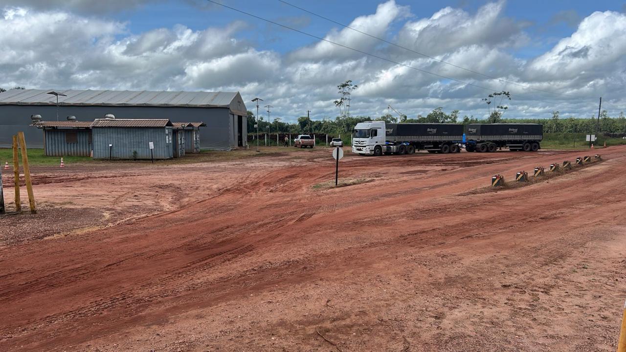 Carretas graneleiras da FertBrasil em pátio de carregamento de soja